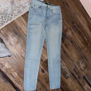 Light wash Aeropostale skinny jeans stretch short